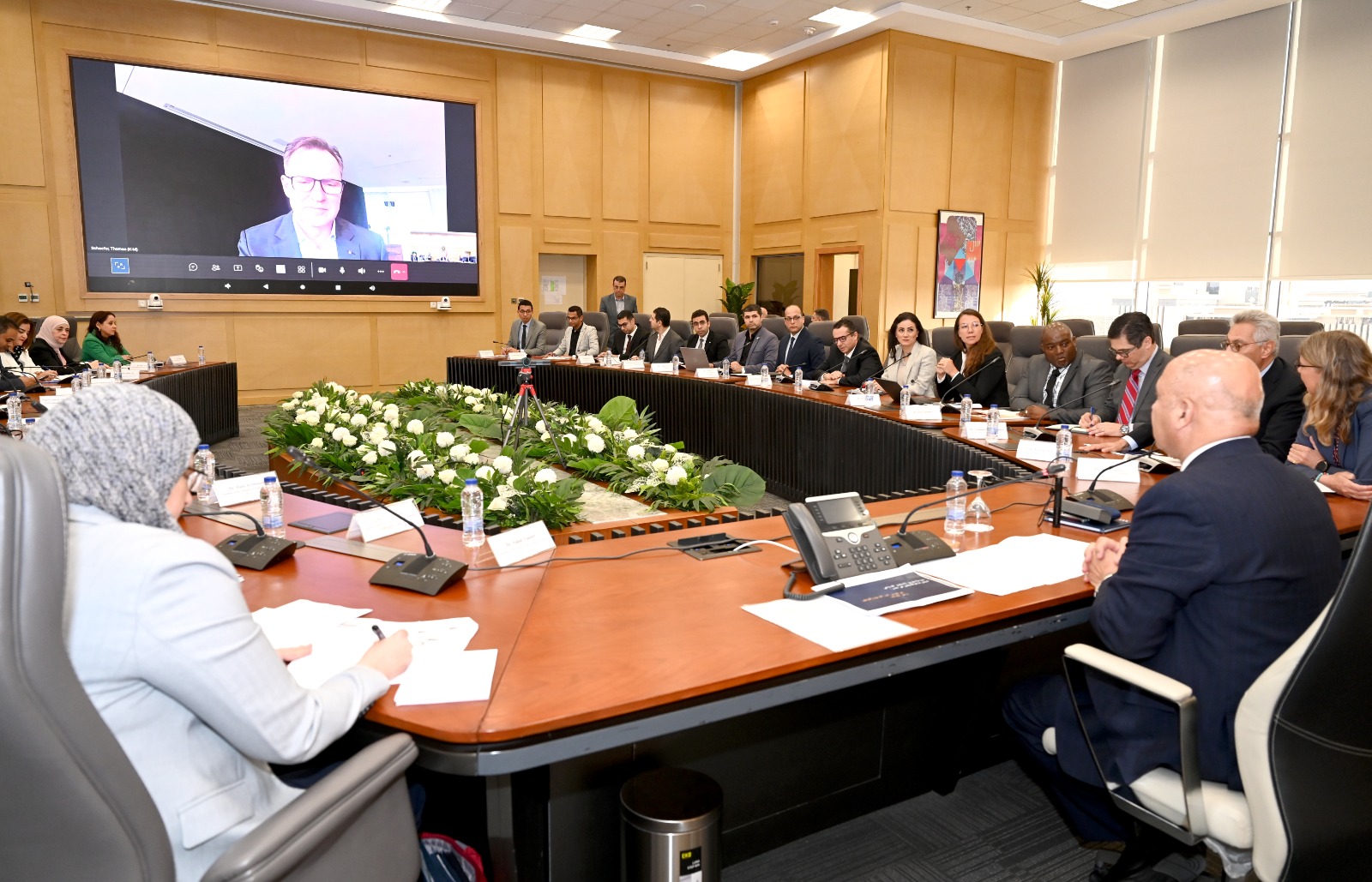 وزير الصناعة يبحث مع فولكس فاجن خطة لتصنيع السيارات في مصر