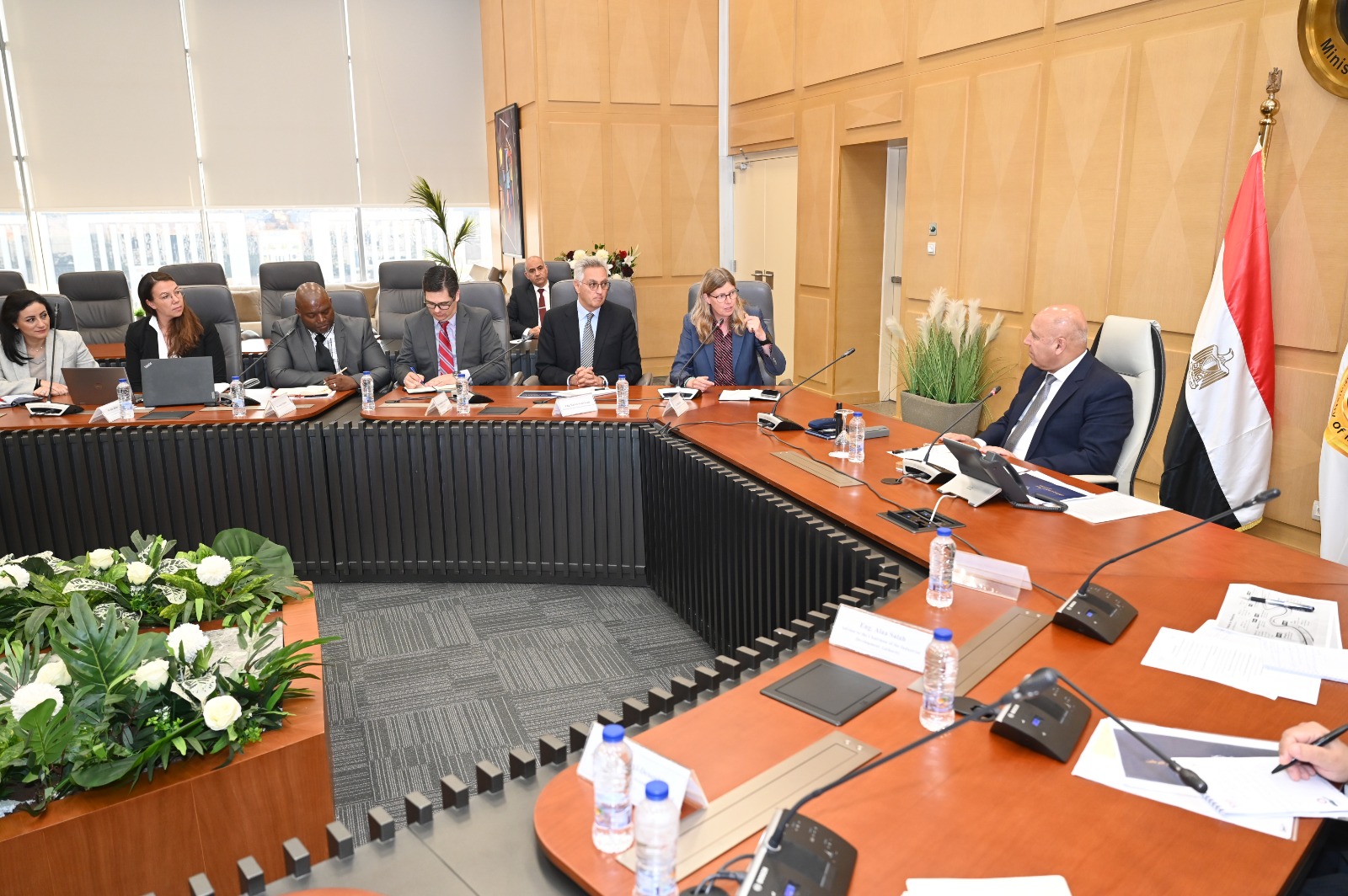 وزير الصناعة يبحث مع فولكس فاجن خطة لتصنيع السيارات في مصر