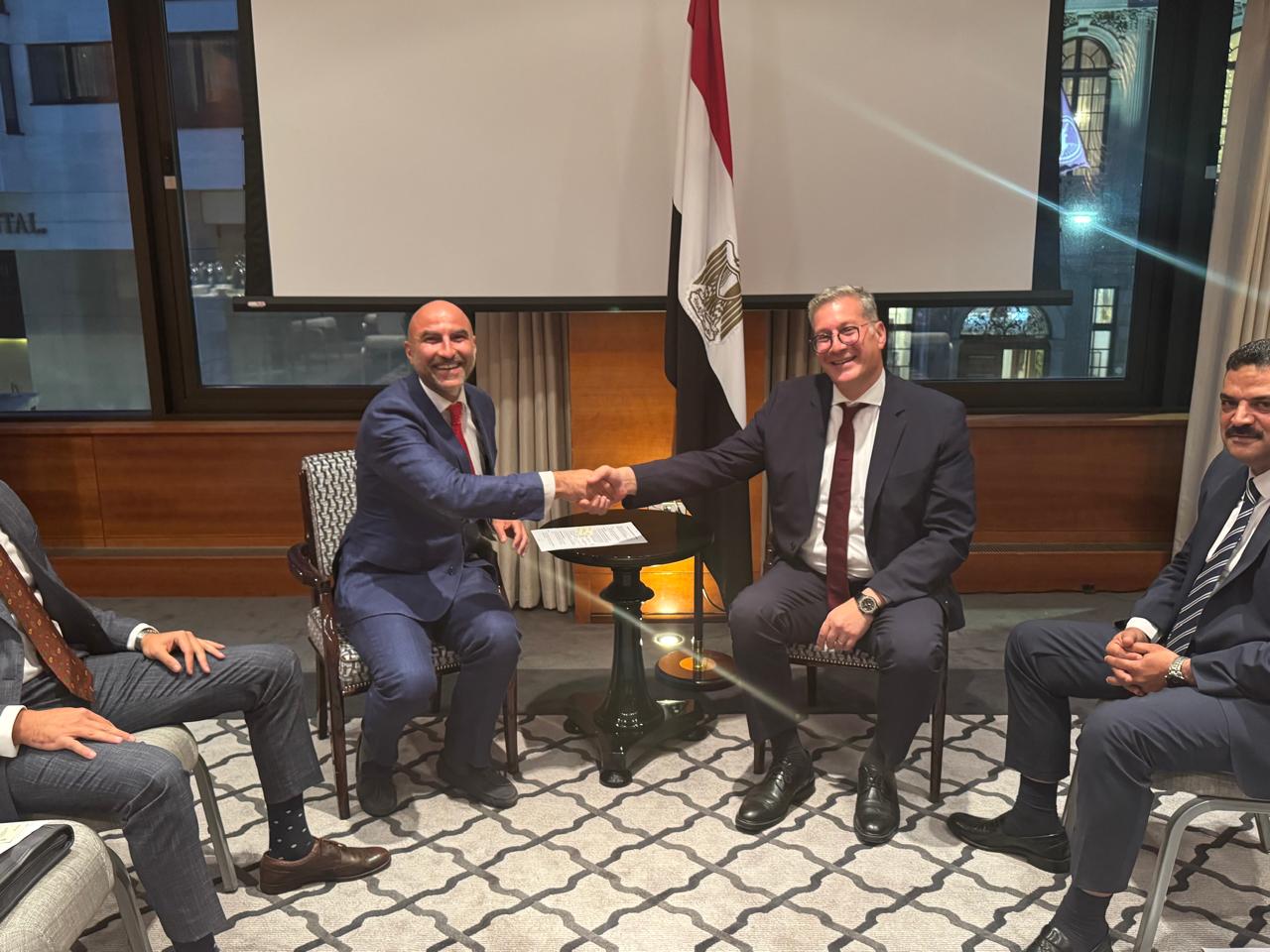 وزير البترول يجتمع مع البنك الأوروبي لإعادة الإعمار والتنمية