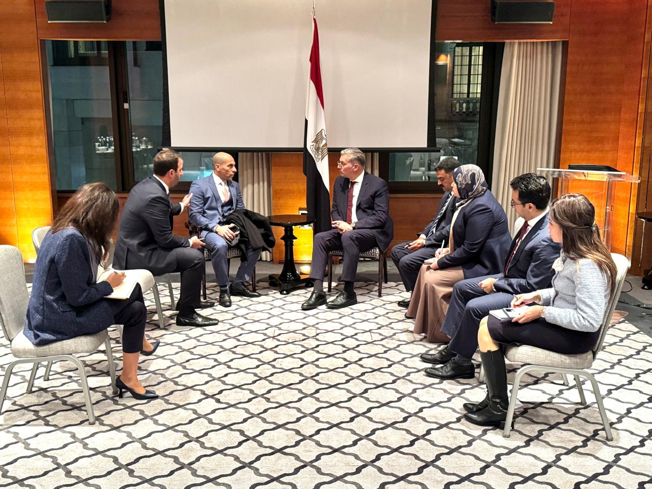 وزير البترول يجتمع مع وفد من دويتشة بنك