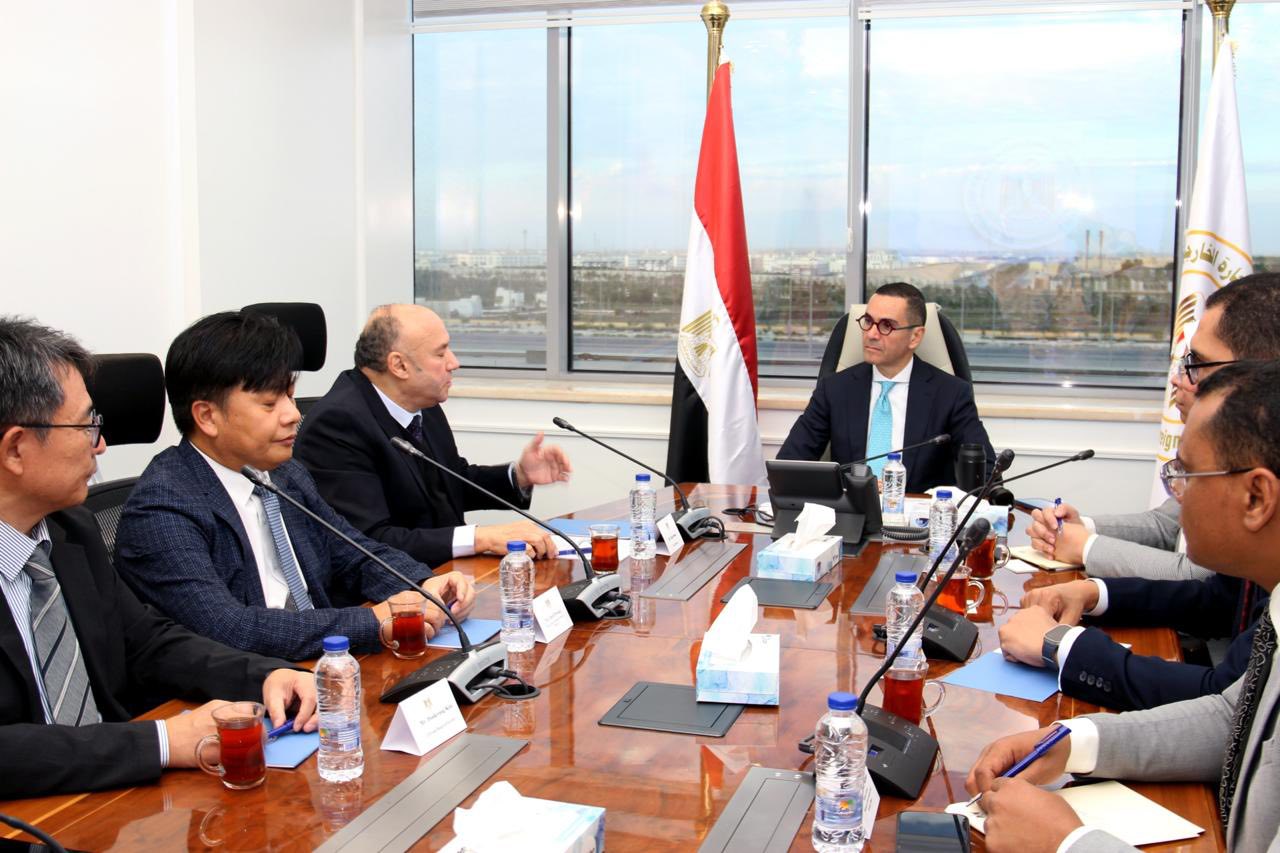 وزير الاستثمار يلتقى رئيس مجلس ادارة شركة إل جي - مصر