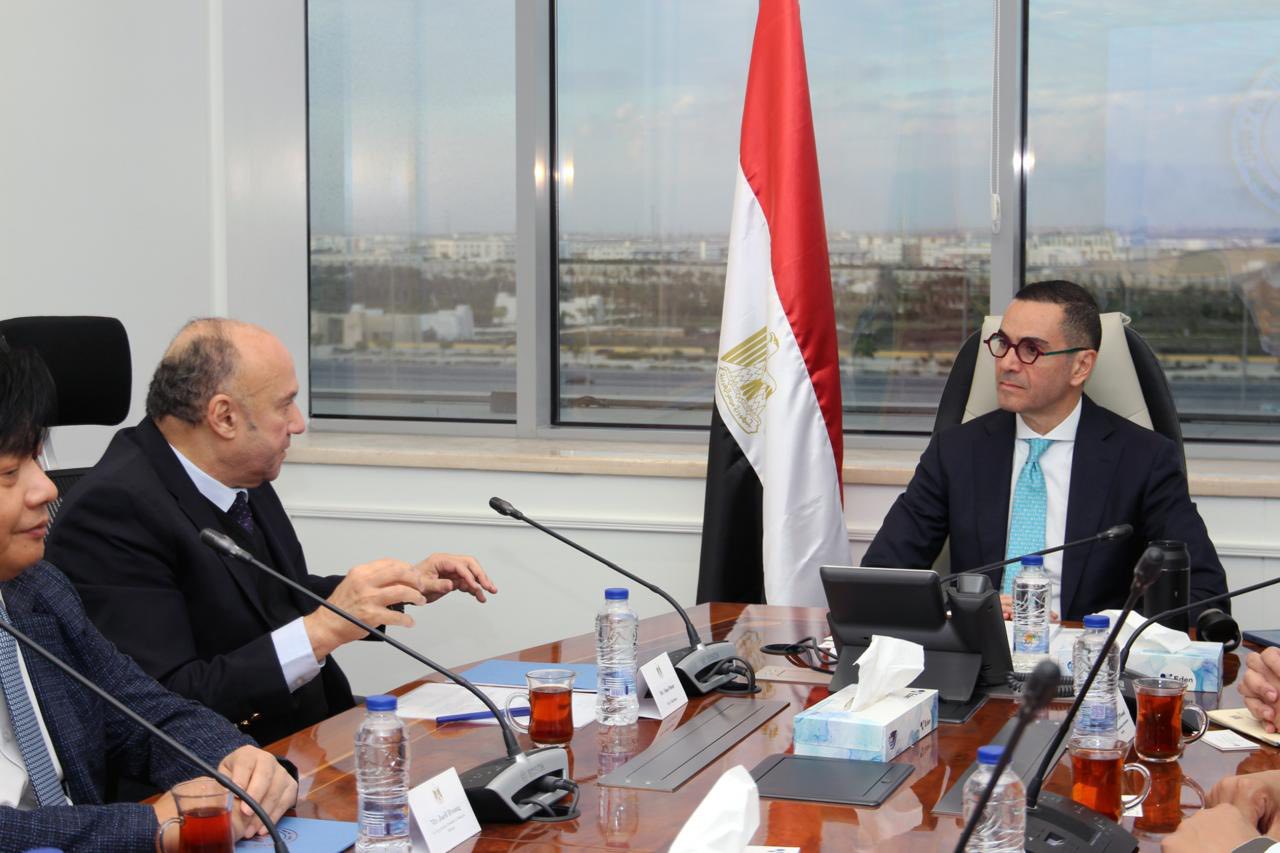 وزير الاستثمار يلتقى رئيس مجلس ادارة شركة إل جي - مصر