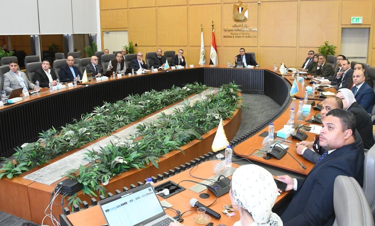 وزير الإسكان يعقد اجتماعًا مع مسئولي شركة سيتي إيدج