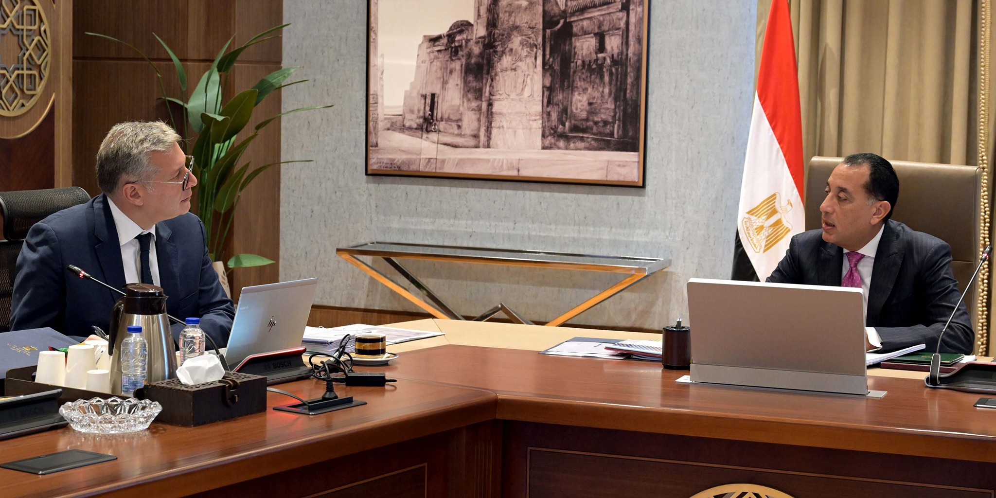 رئيس الوزراء في اجتماع مع وزير البترول