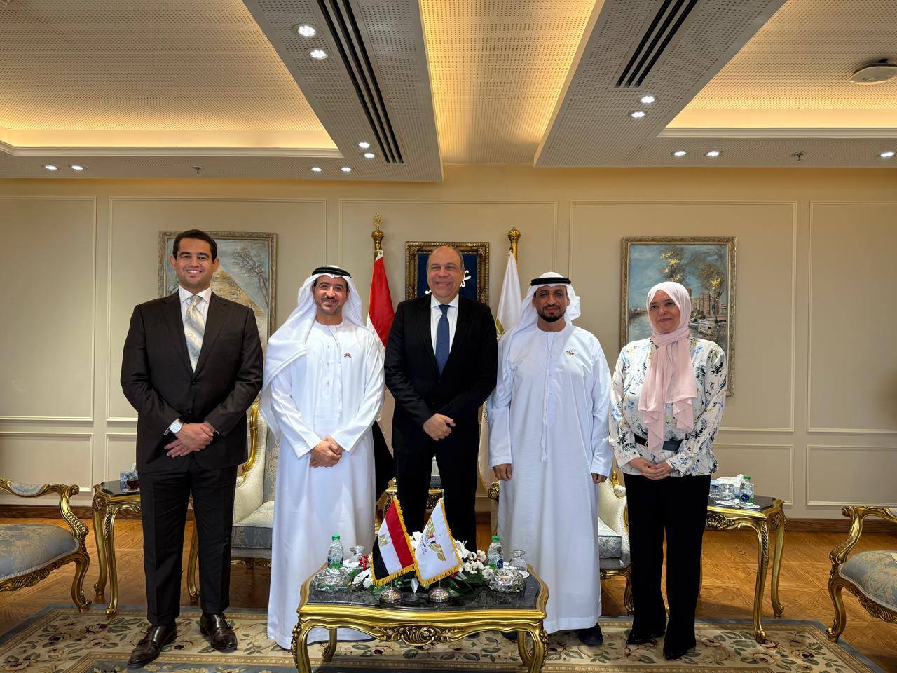 وزير الطيران يجتمع مع رئيس مجموعة أبوظبي للطيران