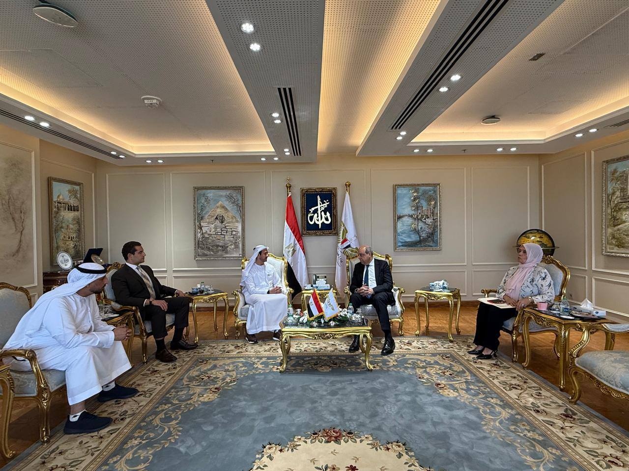 وزير الطيران يجتمع مع رئيس مجموعة أبوظبي للطيران