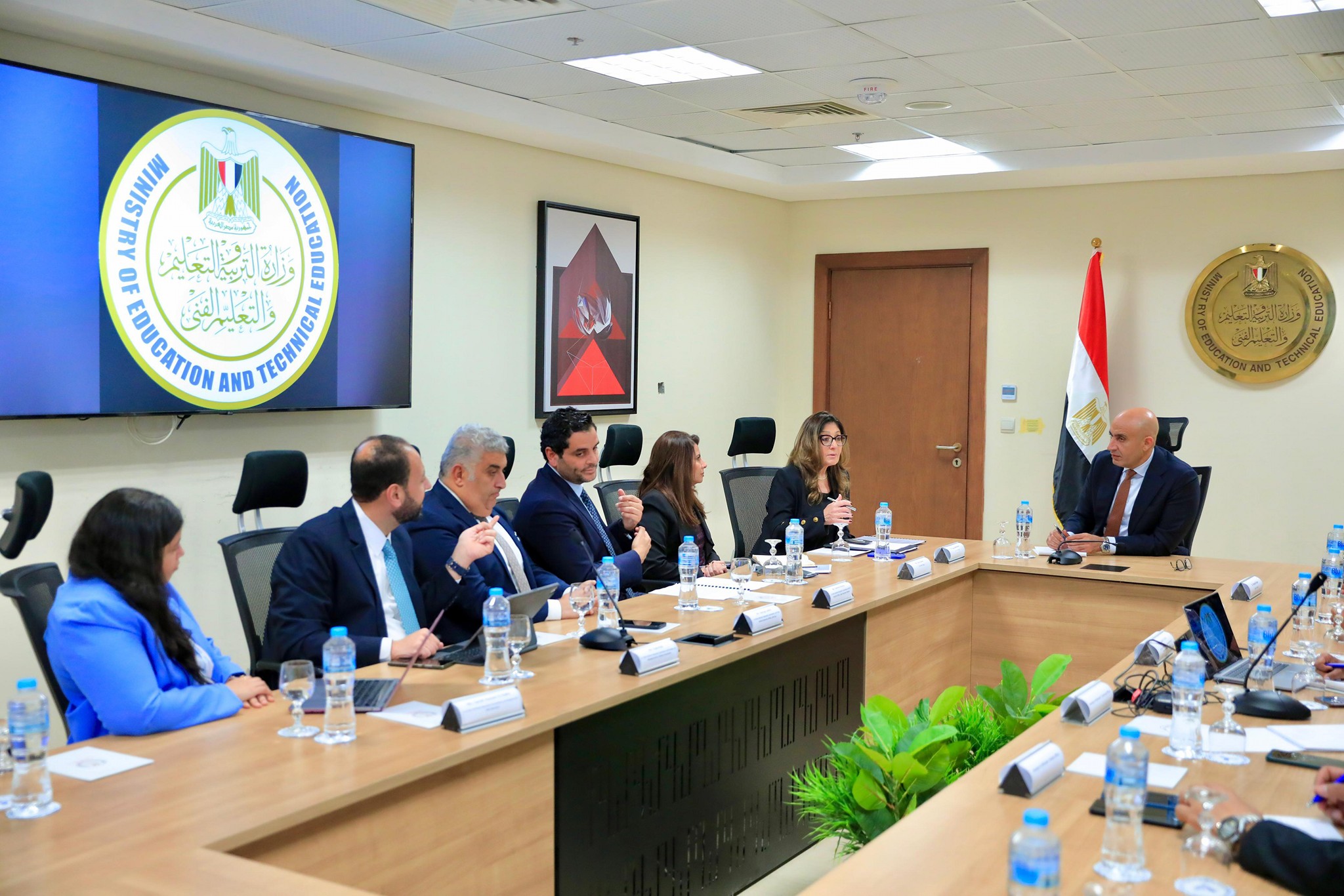 وزير التربية والتعليم يجتمع مع وفد غرفة التجارة الأمريكية