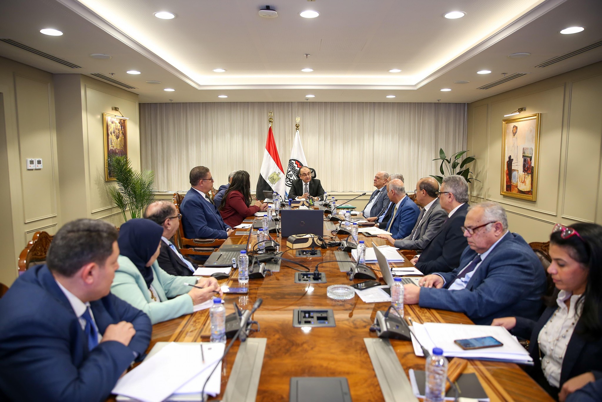 محمد شيمي يجتمع مع الرؤساء التنفيذيين للشركات القابضة