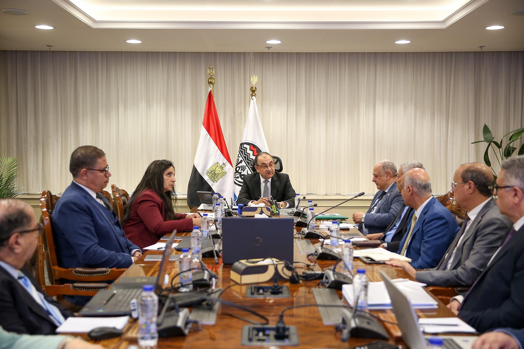 محمد شيمي يجتمع مع الرؤساء التنفيذيين للشركات القابضة