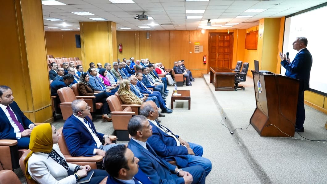 وزير البترول يلتقي كوادر  ومسئولى هيئة الثروة المعدنية