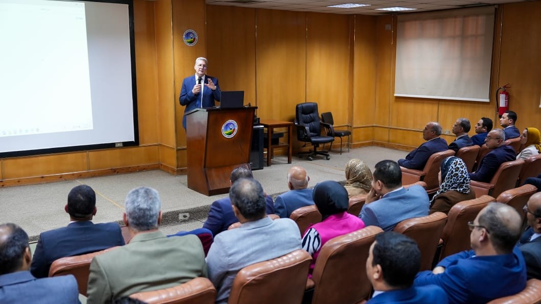 وزير البترول يلتقي كوادر  ومسئولى هيئة الثروة المعدنية