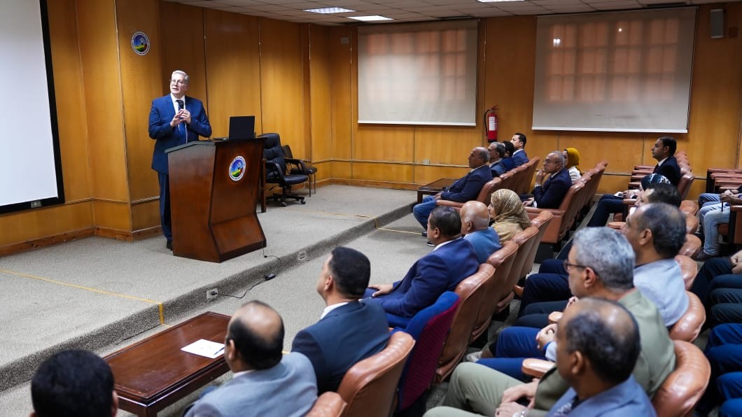 وزير البترول يلتقي كوادر  ومسئولى هيئة الثروة المعدنية