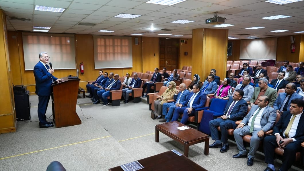 وزير البترول يلتقي كوادر  ومسئولى هيئة الثروة المعدنية