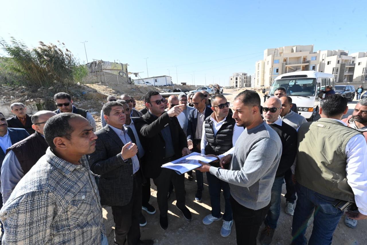 وزير الإسكان يتفقد مشروع مارينا 8