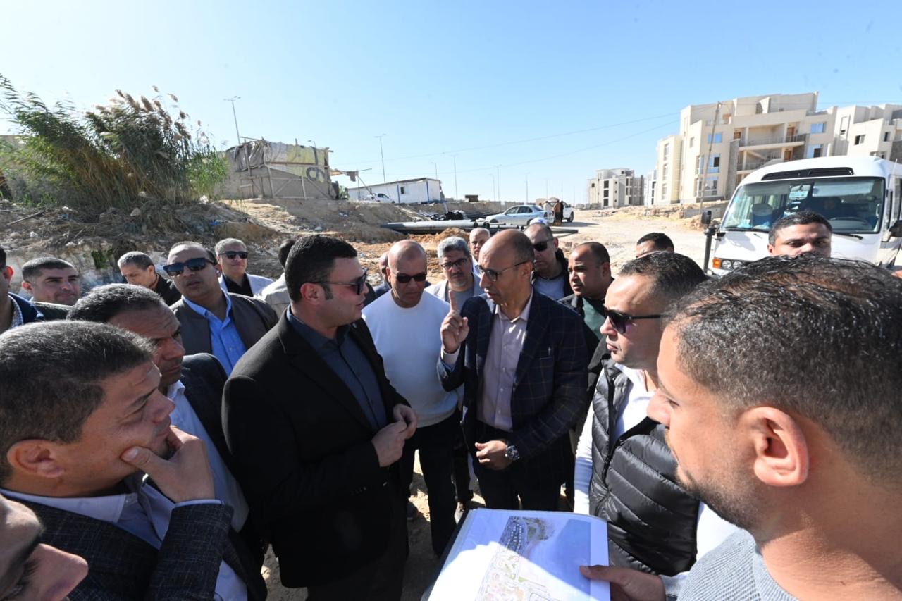 وزير الإسكان يتفقد مشروع مارينا 8
