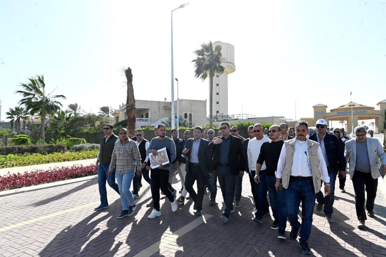 وزير الإسكان يتفقد مشروع مارينا 8