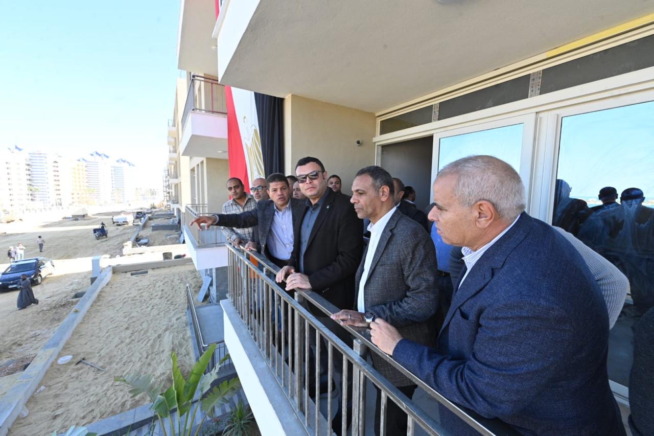 وزير الإسكان يتفقد مشروع مارينا 8