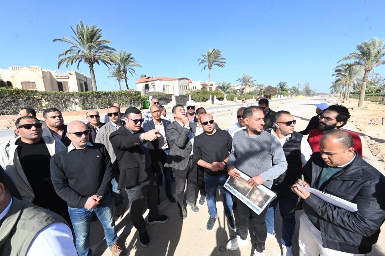 وزير الإسكان يتفقد مشروع مارينا 8