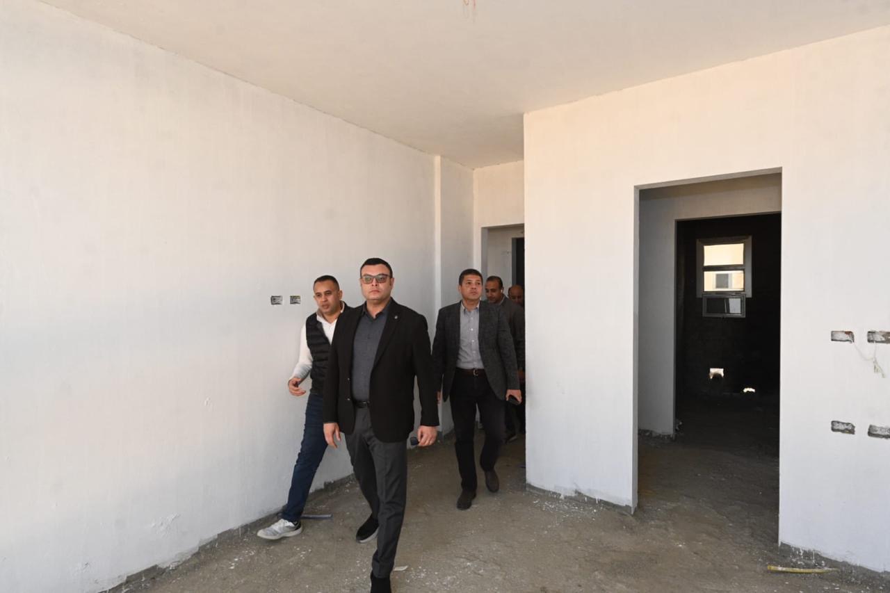 وزير الإسكان يتفقد مشروع مارينا 8