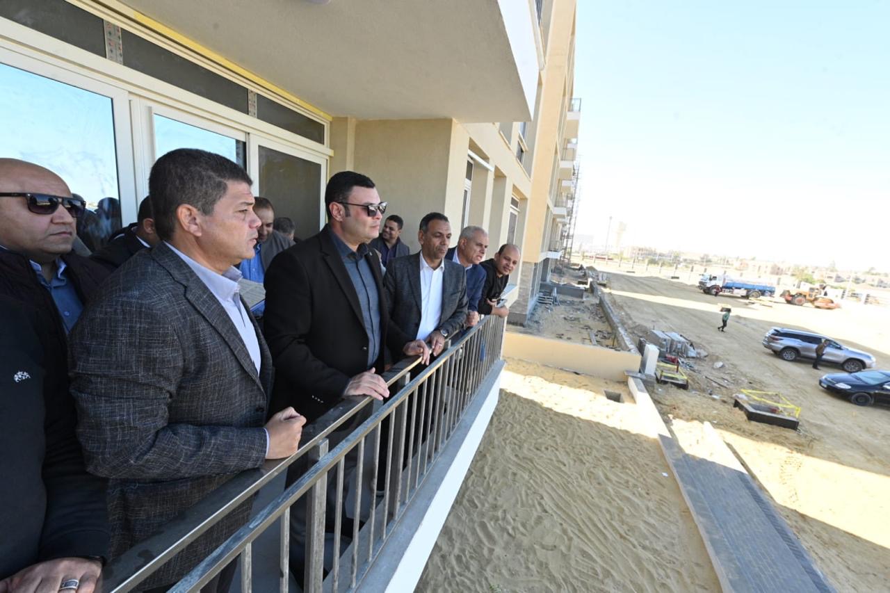 وزير الإسكان يتفقد مشروع مارينا 8