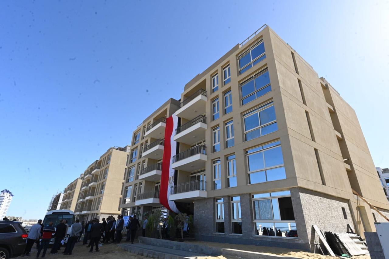وزير الإسكان يتفقد مشروع مارينا 8