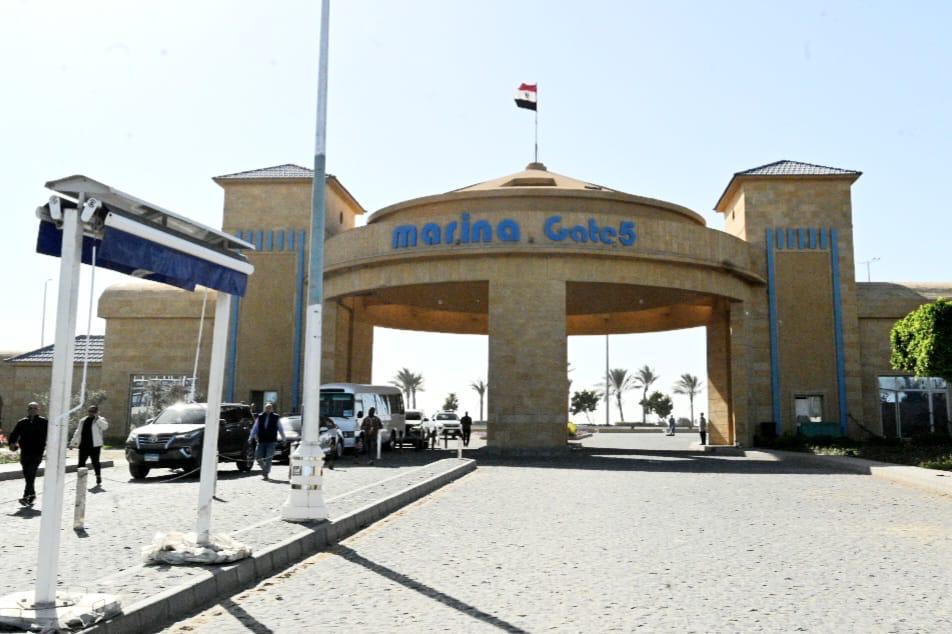 وزير الإسكان يتفقد مشروع مارينا 8