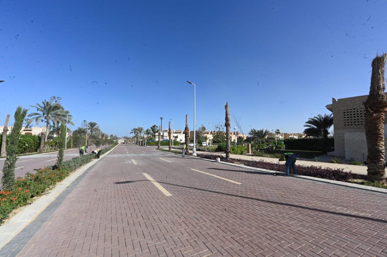 وزير الإسكان يتفقد مشروع مارينا 8