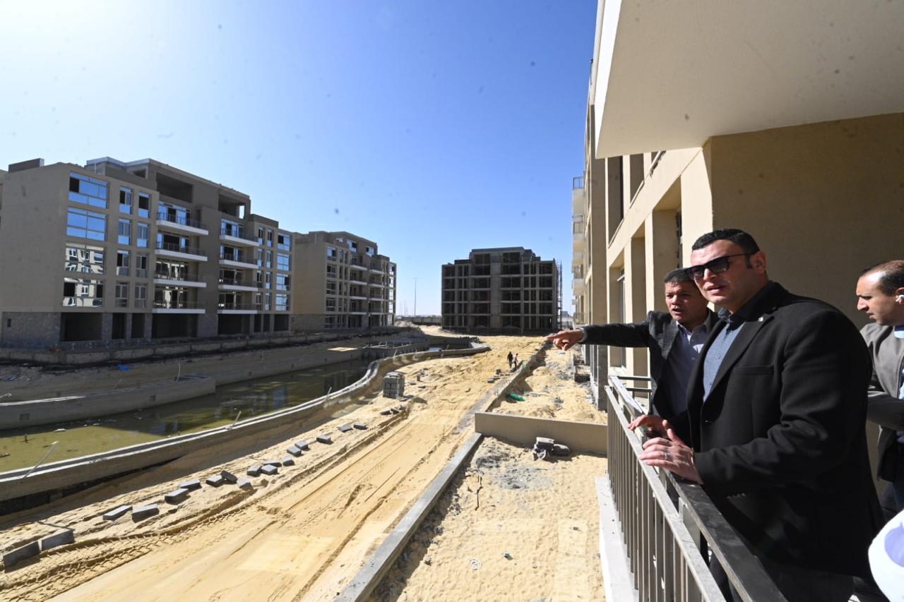 وزير الإسكان يتفقد مشروع مارينا 8