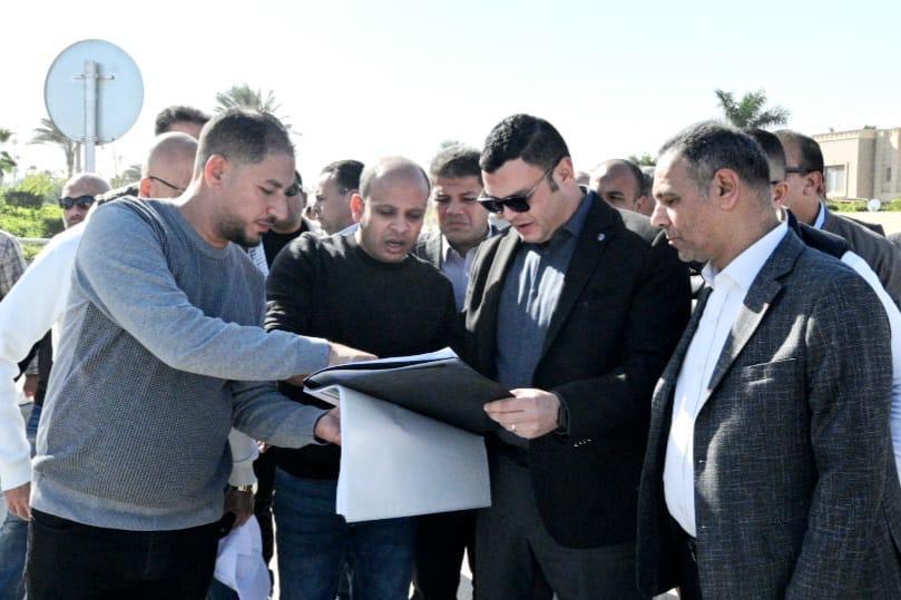 وزير الإسكان يتفقد مشروع مارينا 8