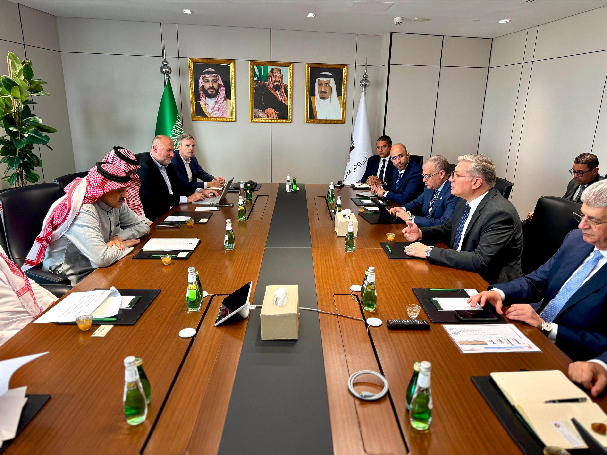 وزير البترول يجتمع مع الرئيس التنفيذي ومسئولي شركة نيوم 