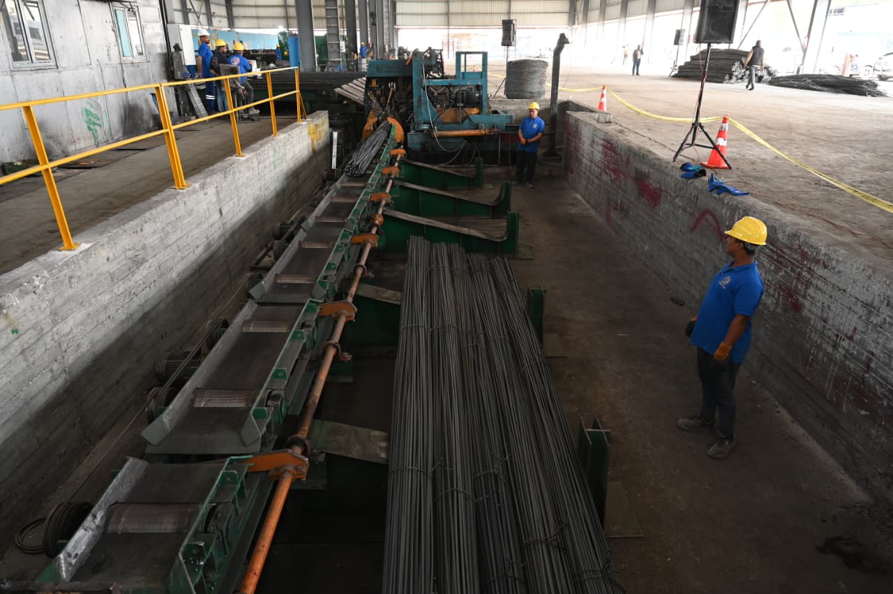 وزير الصناعة والنقل يتفقد منطقة قفط