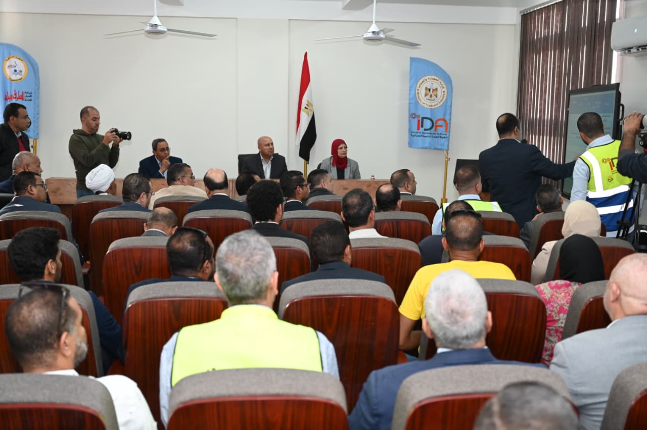 وزير الصناعة والنقل يتفقد منطقة قفط