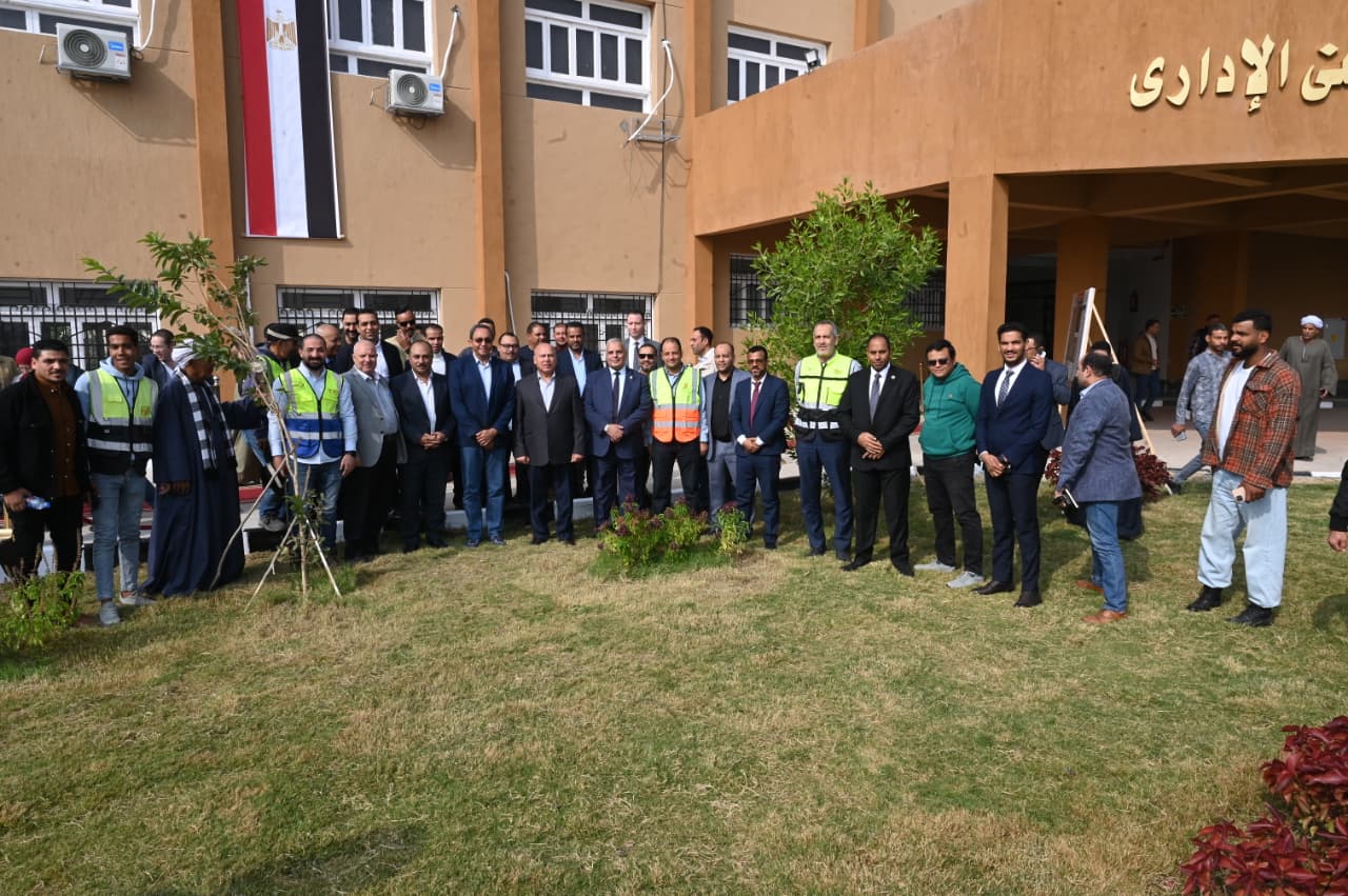 وزير الصناعة والنقل يتفقد منطقة قفط