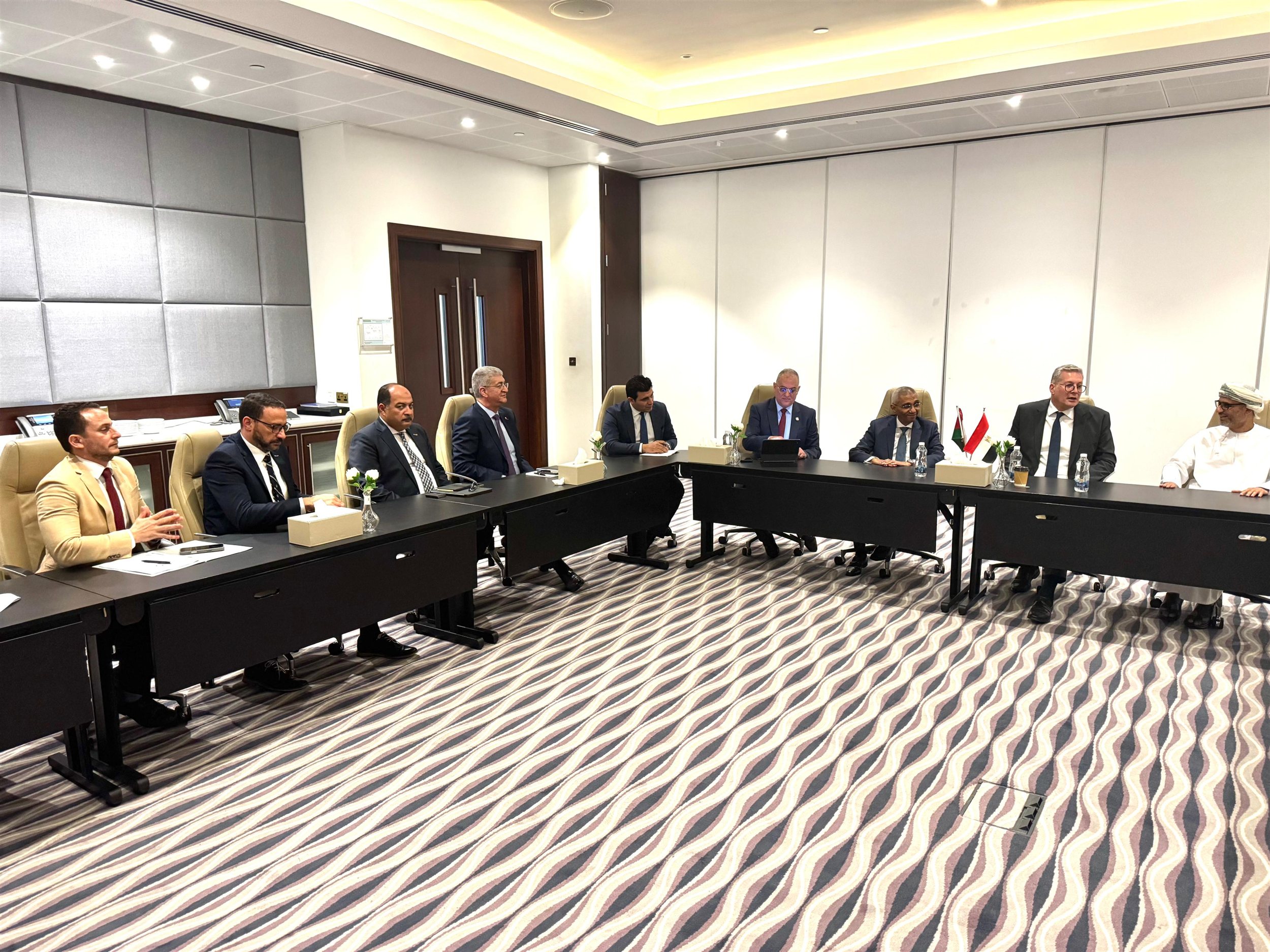 وزير البترول خلال المباحثات مع أوكيو العمانية لشبكات الغاز