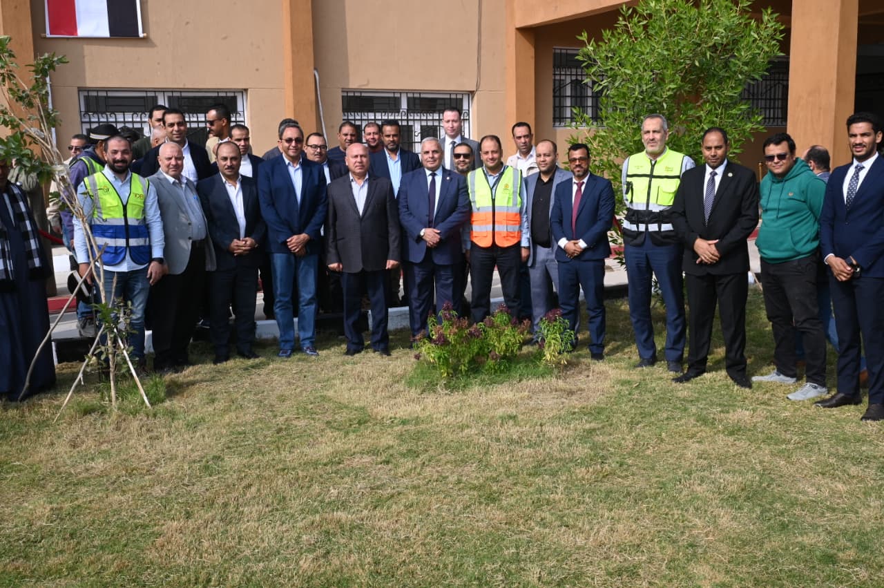 وزير الصناعة والنقل يتفقد منطقة قفط