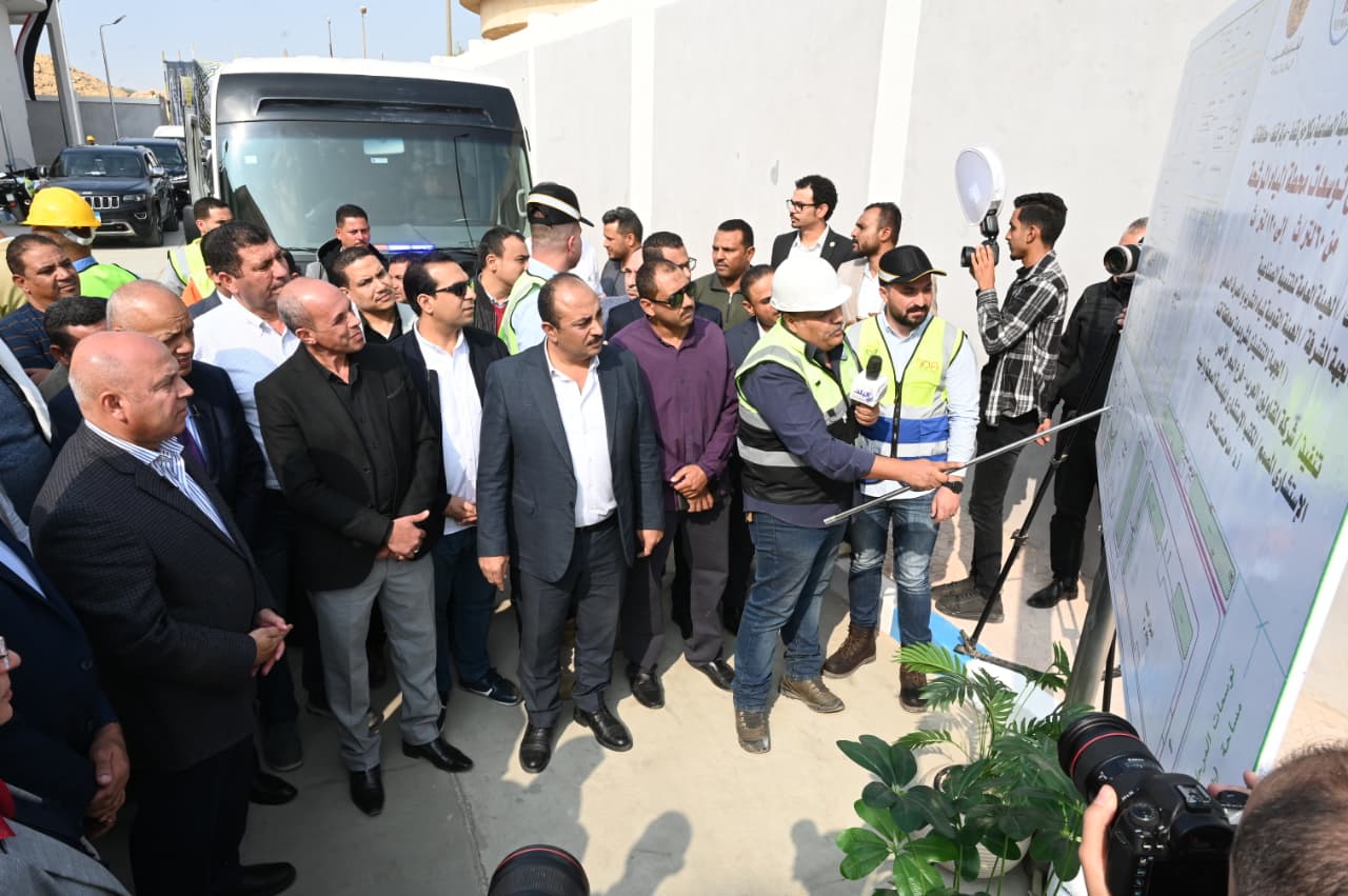 وزير الصناعة والنقل يتفقد منطقة قفط