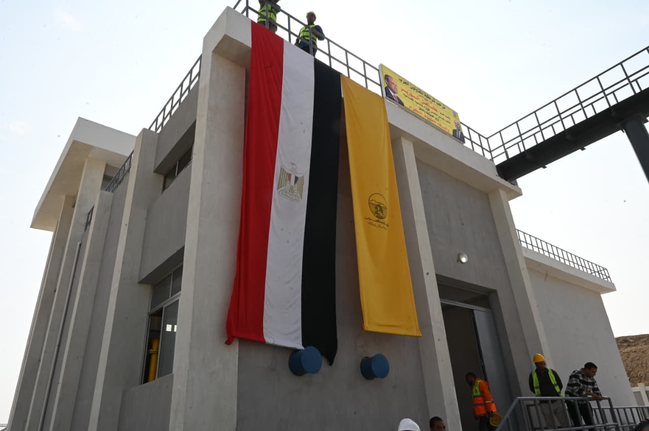 وزير الصناعة والنقل يتفقد منطقة قفط