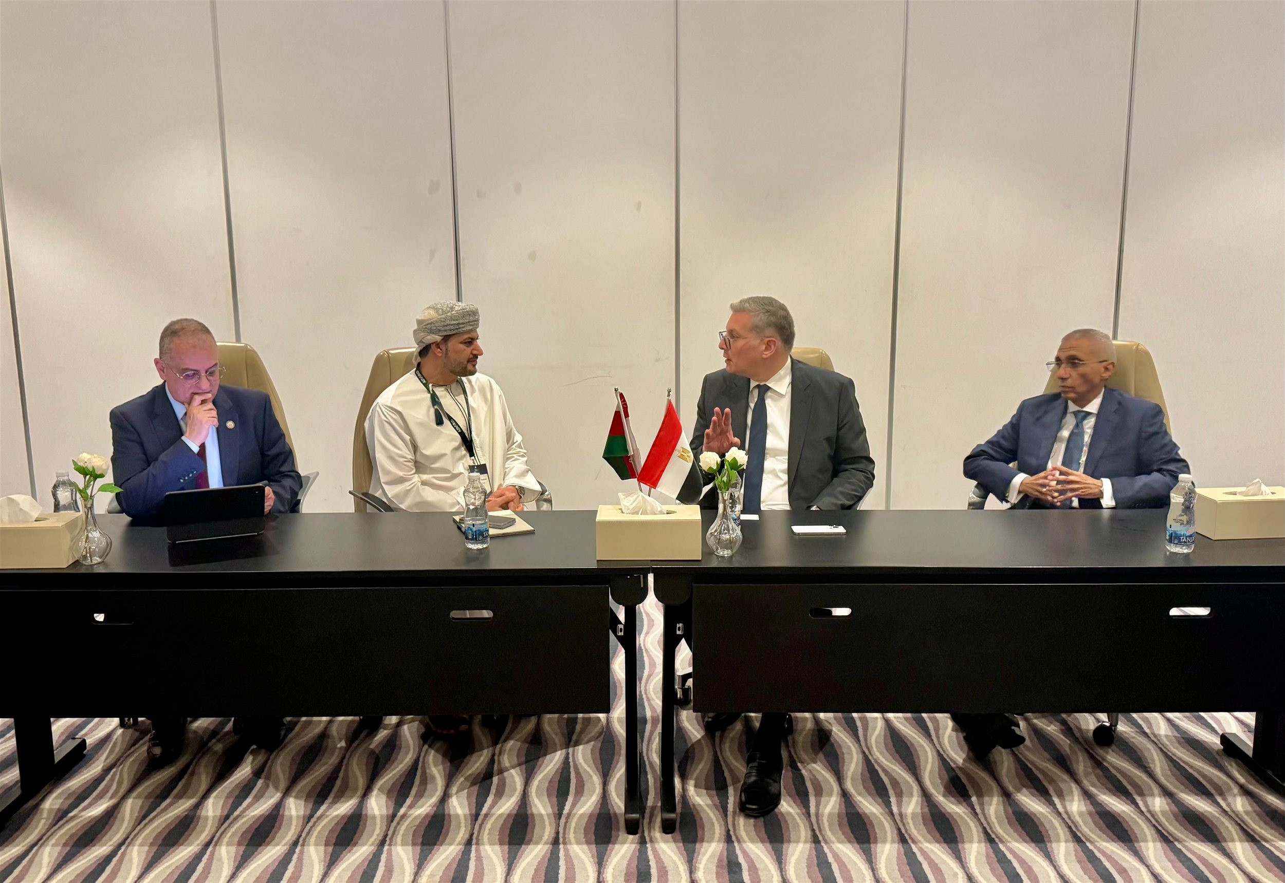 وزير البترول خلال المباحثات مع أوكيو العمانية للطاقة البديلة