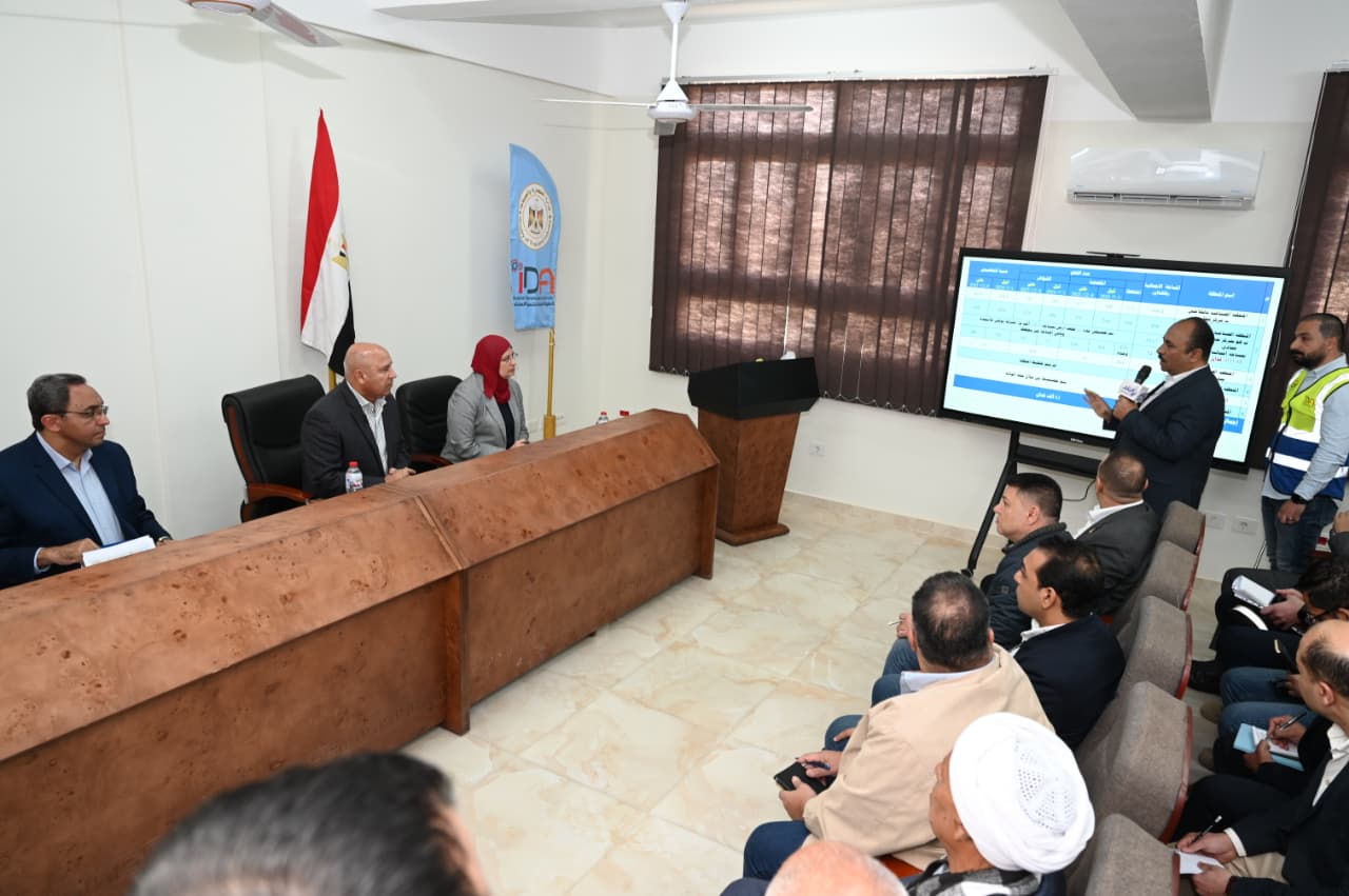 وزير الصناعة والنقل يتفقد منطقة قفط