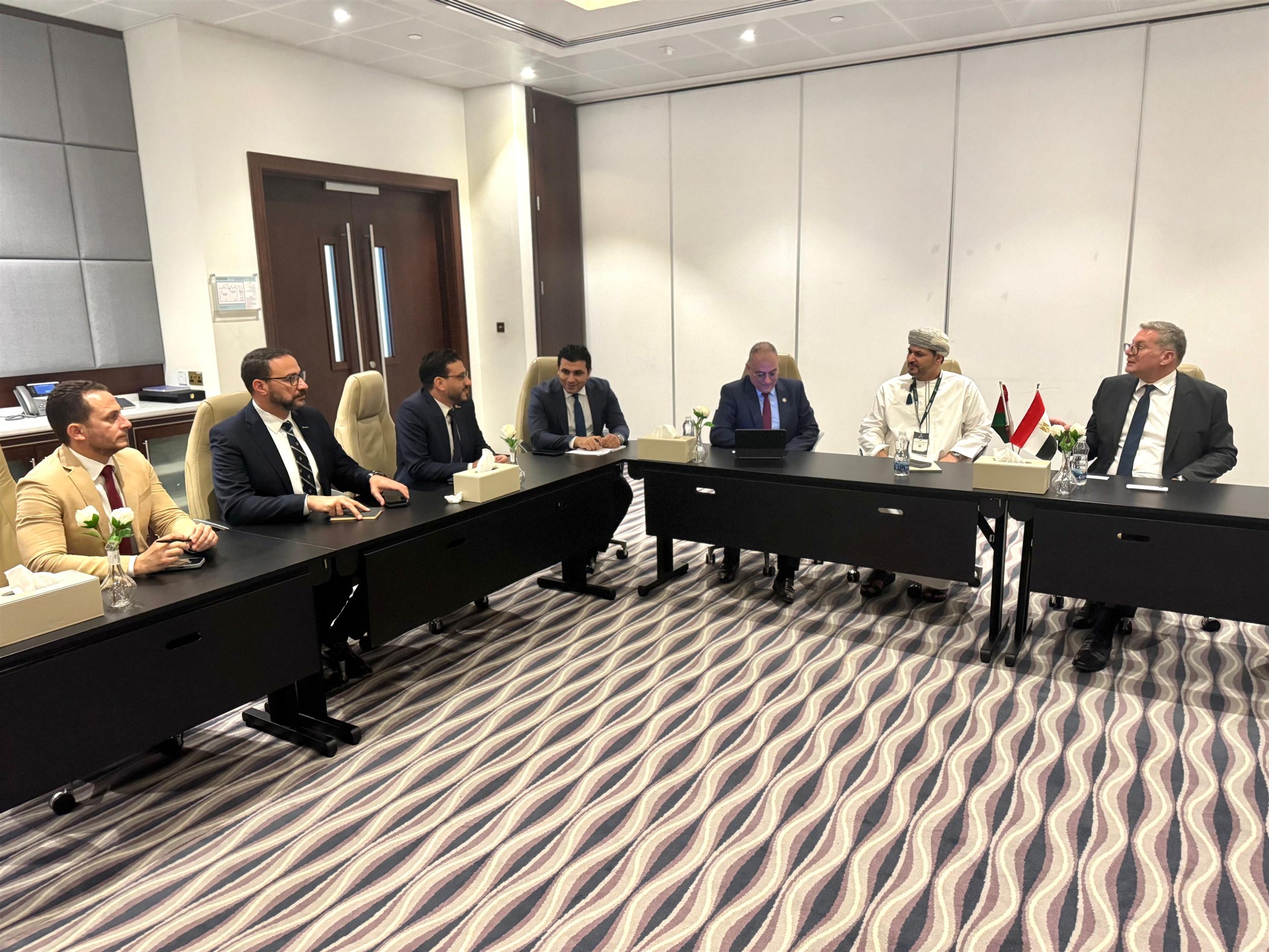 وزير البترول خلال المباحثات مع أوكيو العمانية للطاقة البديلة