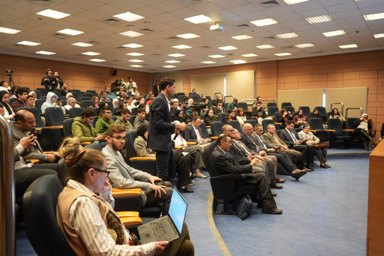 وزير المالية في حوار مفتوح مع طلاب جامعة النيل