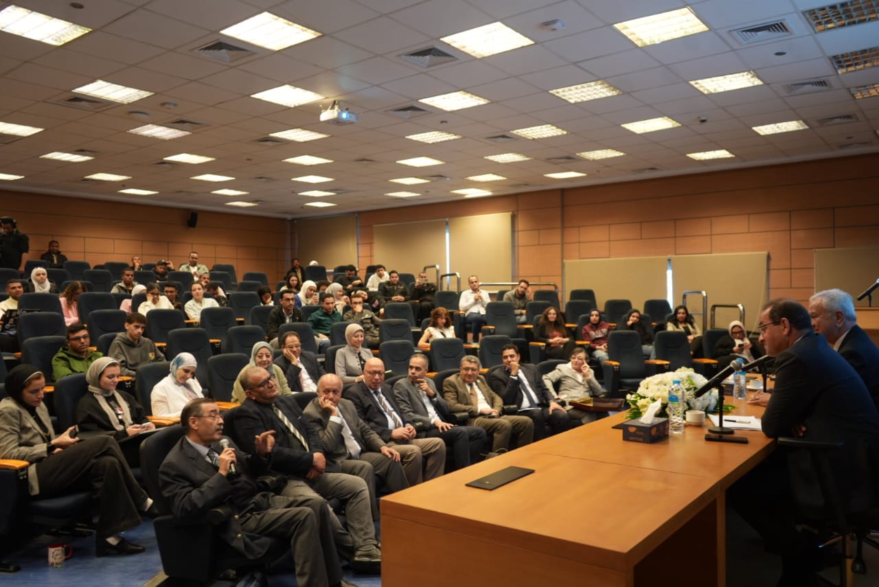 وزير المالية في حوار مفتوح مع طلاب جامعة النيل