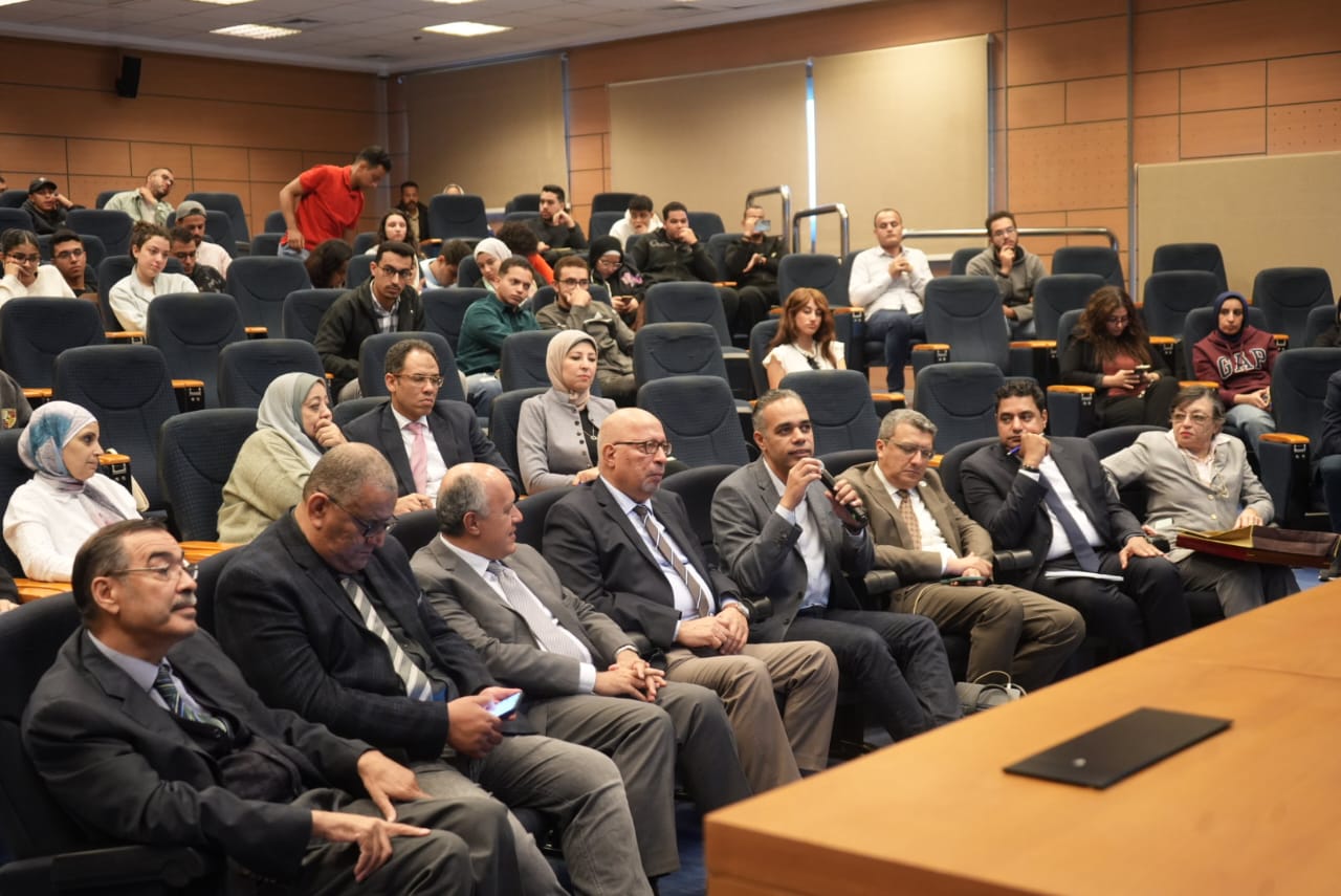 وزير المالية في حوار مفتوح مع طلاب جامعة النيل