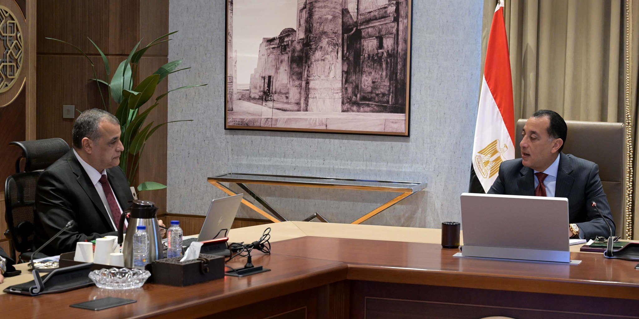 رئيس الوزراء في اجتماع مع وزير الدولة للإنتاج الحربي