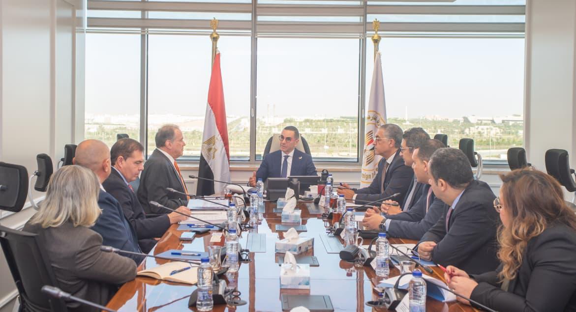 وزير الاستثمار يجتمع مع وفد «بلومبرج جرين» الأمريكية