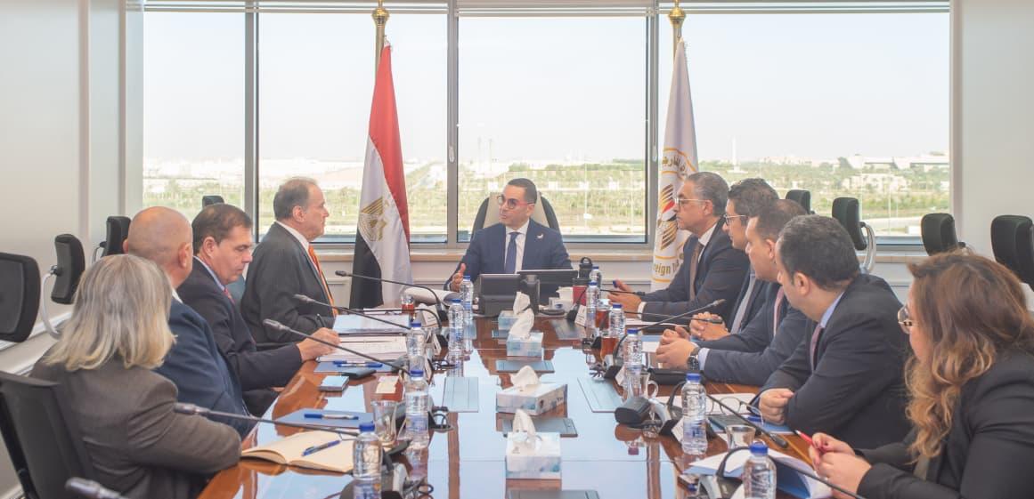 وزير الاستثمار يجتمع مع وفد «بلومبرج جرين» الأمريكية