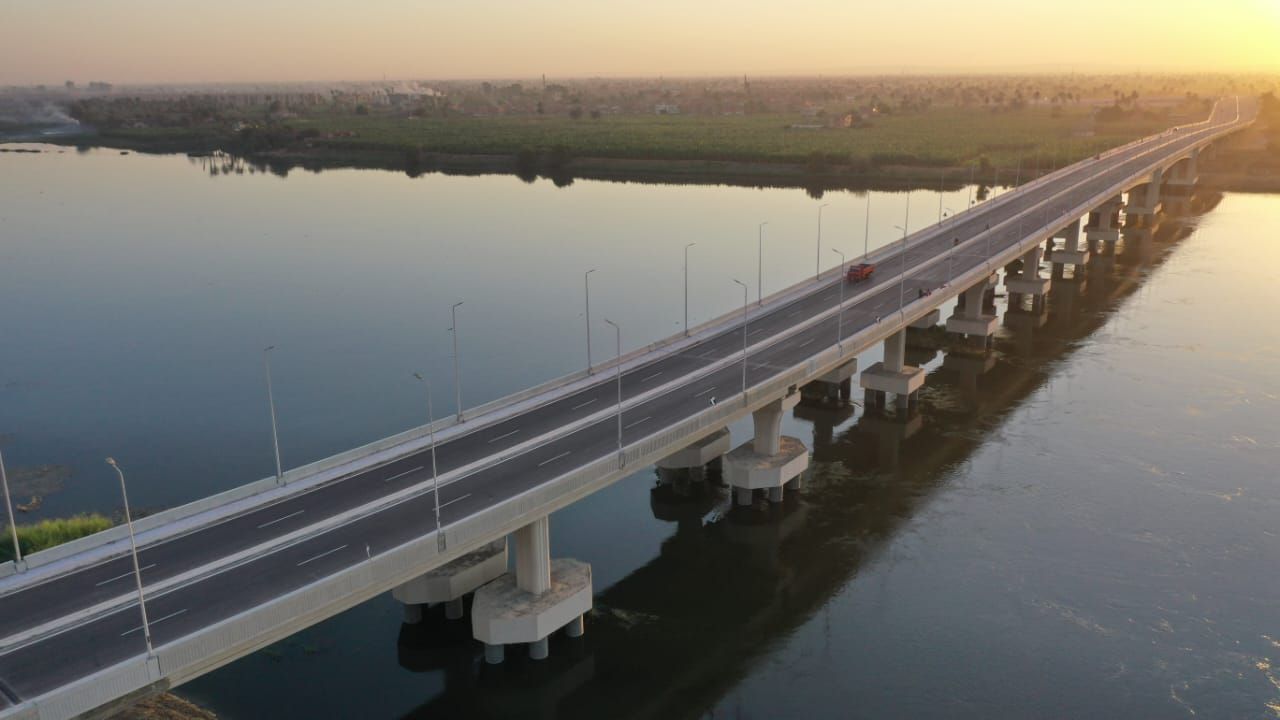 الوزير يتفقد محطات ومسار الخط الثاني من شبكة القطار السريع وكباري المزلقانات ومحاور النيل