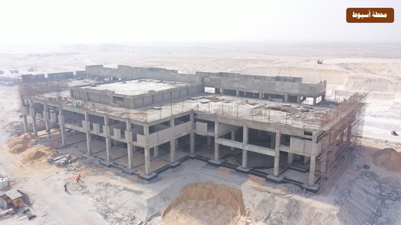 الوزير يتفقد محطات ومسار الخط الثاني من شبكة القطار السريع وكباري المزلقانات ومحاور النيل