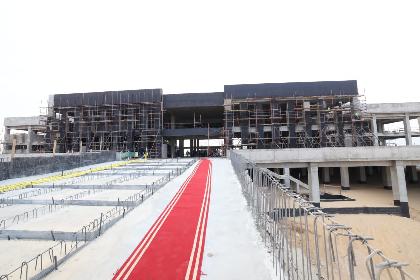 الوزير يتفقد محطات ومسار الخط الثاني من شبكة القطار السريع وكباري المزلقانات ومحاور النيل