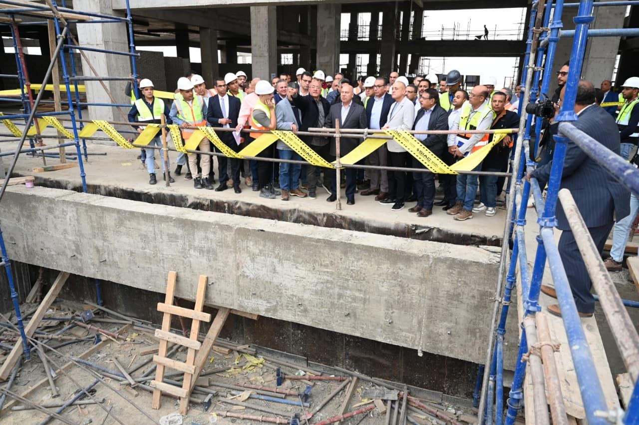 الوزير يتفقد محطات ومسار الخط الثاني من شبكة القطار السريع وكباري المزلقانات ومحاور النيل